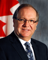 honorable Bernard Valcourt, ministre des Affaires autochtones et du développement du Nord canadien