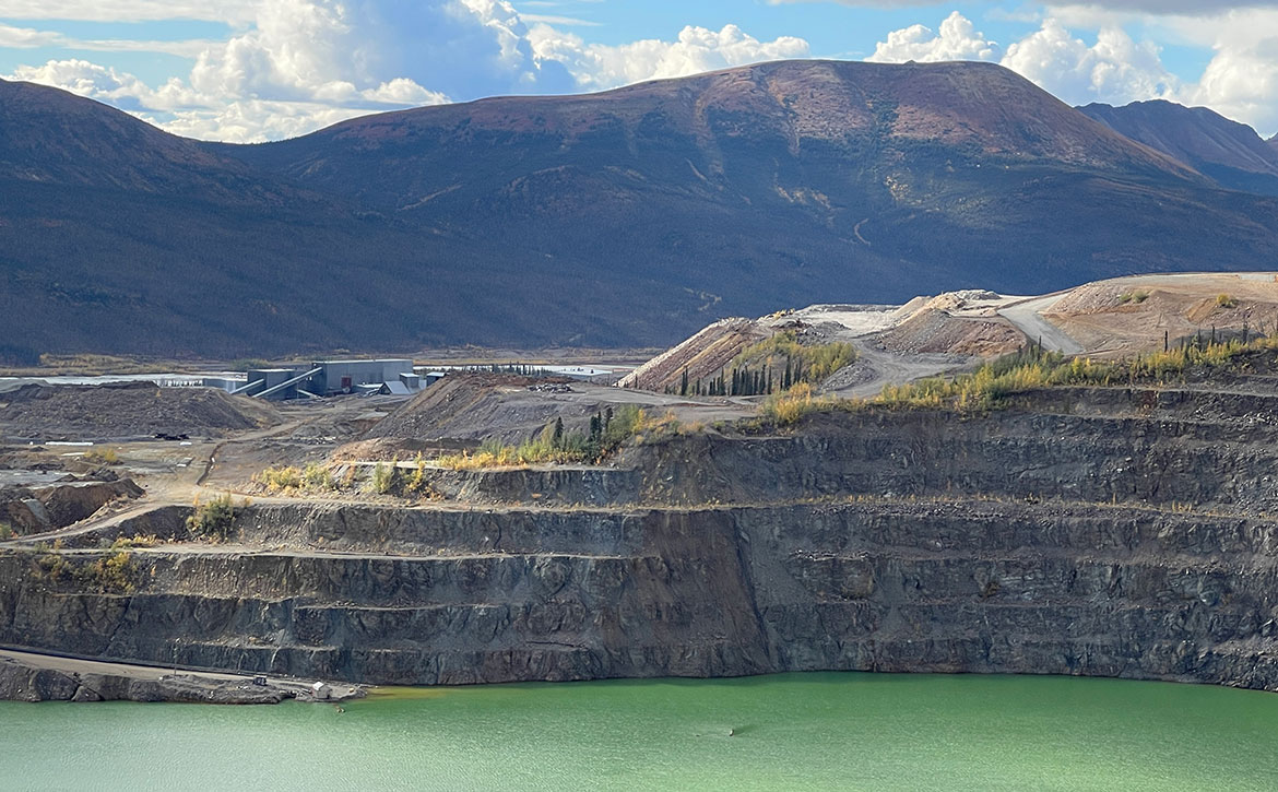 La fosse de la mine Faro et l'ancien édifice de l'usine.