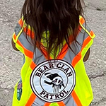 Un enfant portant l'uniforme de la Bear Clan Patrol