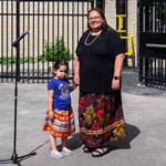 L'ancienne grande chef du Conseil tribal de la Nation algonquine Anishinabeg, Verna Polson, en compagnie de sa petite-fille sur le site du projet.