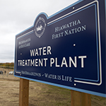 Panneau routier portant l'inscription « Michisaagiig of Rice Lake, Hiawatha First Nation, Nibi Nimaadiziwin/Water Treatment Plant, Water is Life »