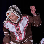 Danseur inuit se produisant sur scène.