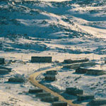 Vue aérienne d'une communauté nordique isolée.