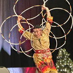 Une danseuse de cerceaux traditionnelle des Premières Nations se produit sur scène lors de la cérémonie de signature à Winnipeg.