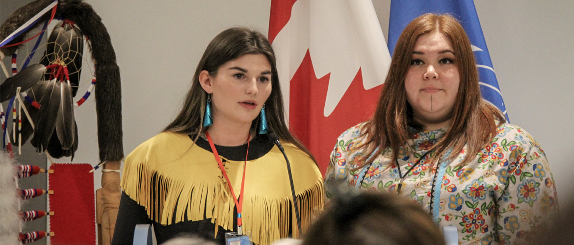 Tracie Léost, déléguée des jeunes Métis, et Sarah Jancke, déléguée des jeunes Inuit, prennent la parole lors de l'événement