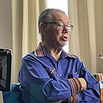 Maxime Morin, portant une chemise bleue avec un col tissé aux motifs métis.