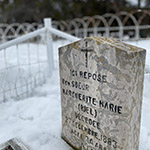 Sur une pierre tombale, on peut lire : « Ici repose rév. sœur Marguerite Marie (Riel), décédée le 27 décembre 1883, à l'âge de 34 ans. »