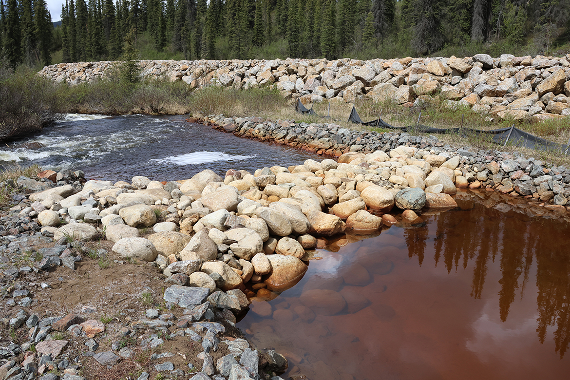 Deux ruisseaux séparés par des rochers
