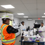 Scott Tomlinson, Milan Vincent et Clint Espanol dans le laboratoire de surveillance