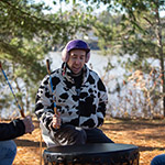 Xavier jouant du tambour.