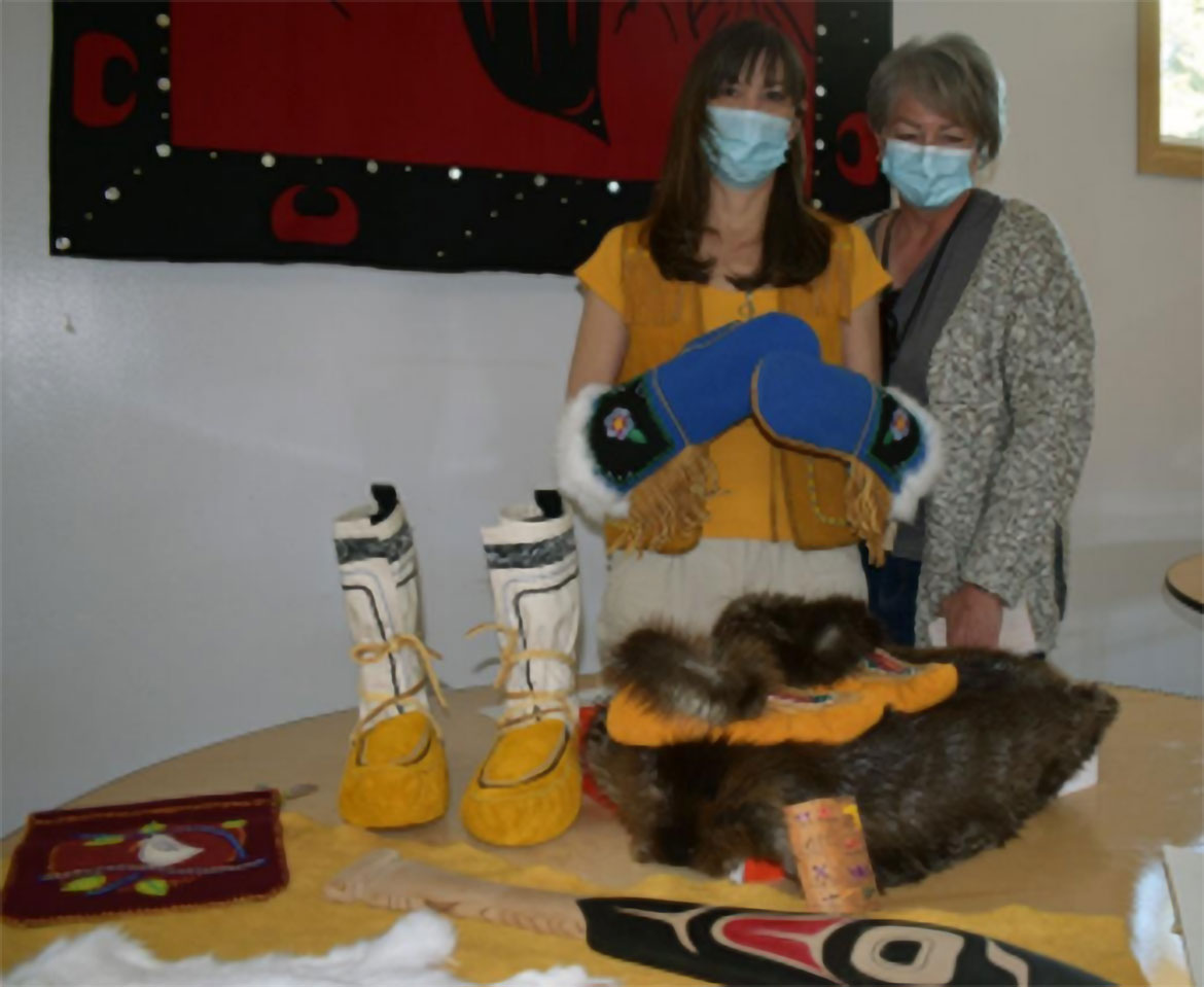 Lori Graham, citoyenne du Conseil des Ta'an Kwäch'än, exposant ses œuvres réalisées dans le cadre du programme d'art pour les Premières Nations du Yukon.